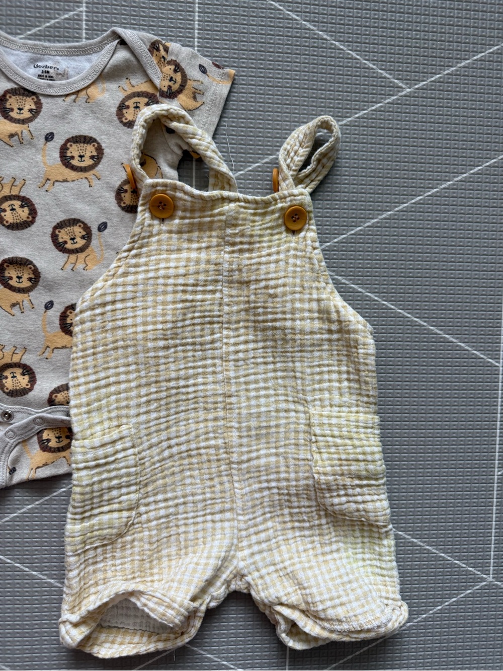 Gerber|Lion Print Bodysuit & Yellow Gingham Overalls Set